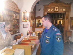 Cотрудники МЧС охраняли покой граждан в церквях. Фото предоставлено Управлением МЧС по ТиНАО