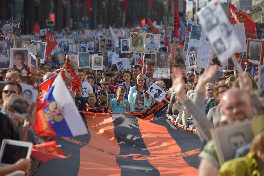 Свыше 300 тыс человек планируют участие в шествии «Бессмертный полк» в Москве. Фото: Александр Казаков