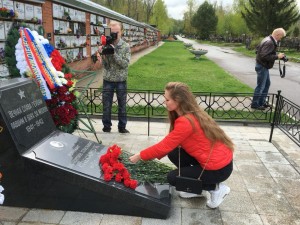 Людмила Петрякова возлагает цветы к могиле лейтенанта Слесарчука. Фото предоставила Анна Голубева.