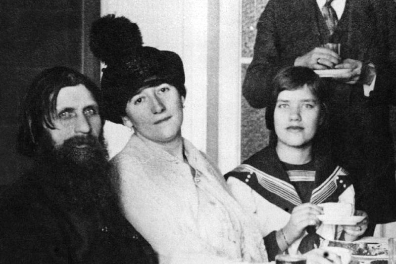 Матрена Распутина, дочь Григория (справа) с отцом и матерью (в центре), в 1914 году. Фотоархив Wikipedia