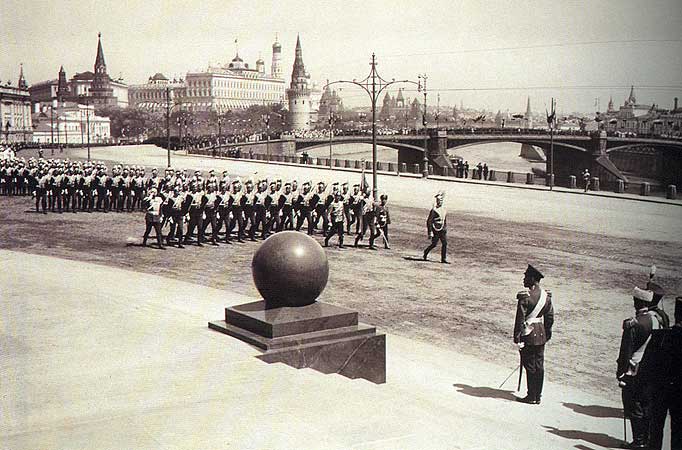 Николай II принимает парад во время церемонии открытия памятника Александру III в Москве, 1912 год. Фотоархив Wikipedia