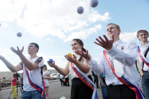 В школах Новой Москвы прозвенели последние звонки. Фото: архив "Вечерней Москвы".