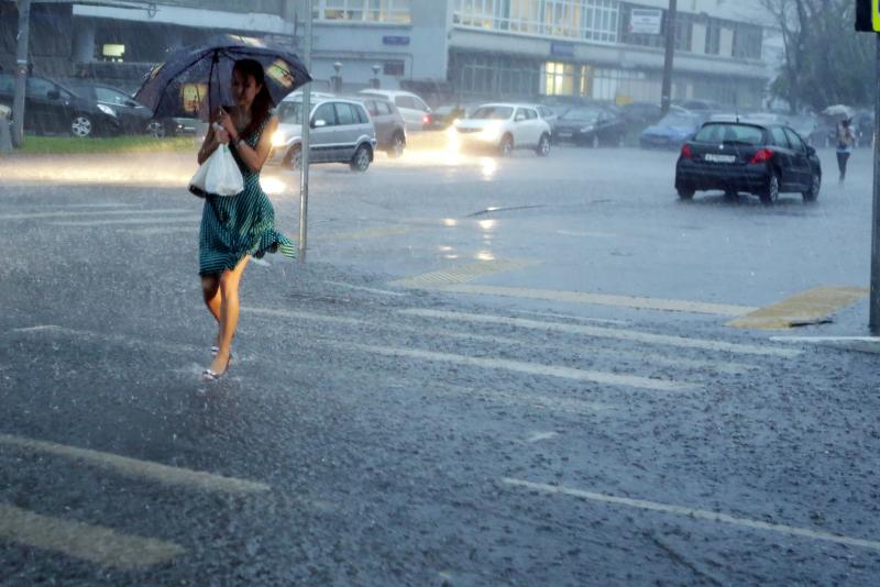 Синоптики прогнозируют на пятницу дождь с грозой в Москве