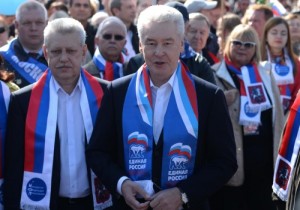 Мэр Москвы Сергей Собянин (на фото справа) принял участие в Первомайском шествии (слева Председатель Московской Федерации профсоюзов Михаил Антонцев). Фото: Рамиль Ситдиков\ РИА Новости