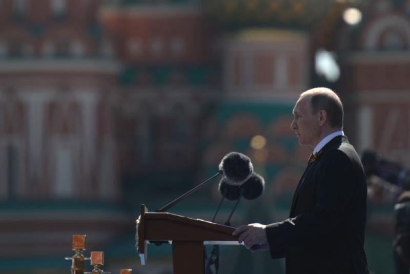 Президент Владимир Путин возложил венок к Могиле Неизвестного Солдата