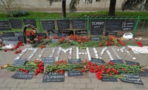 Москвичи составили из свечей слово "Помним". Фото: Агентство городских новостей "Москва"