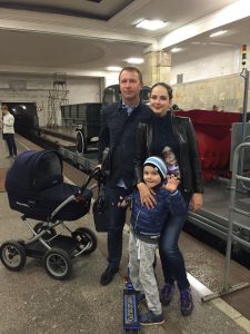 Анастасия Пирогова с семьей на выставке ретро-вагонов метро. Фото: социальные сети.