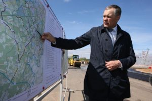 Глава Департамента развития новых территорий Владимир Жидкин показывает на карте, какие дороги будут построены в Новой Москве. Фото: Виктор Хабаров, "Вечерняя Москва"