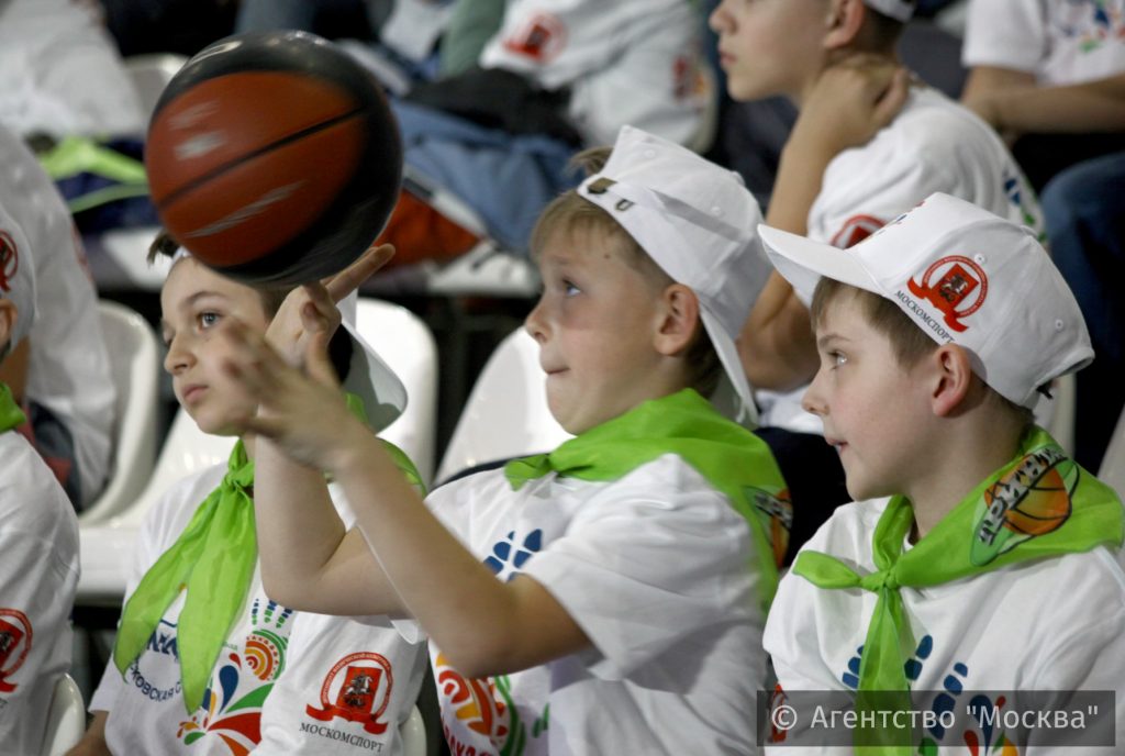 Баскетболисты рассказали детворе, как крутить финты с мячом