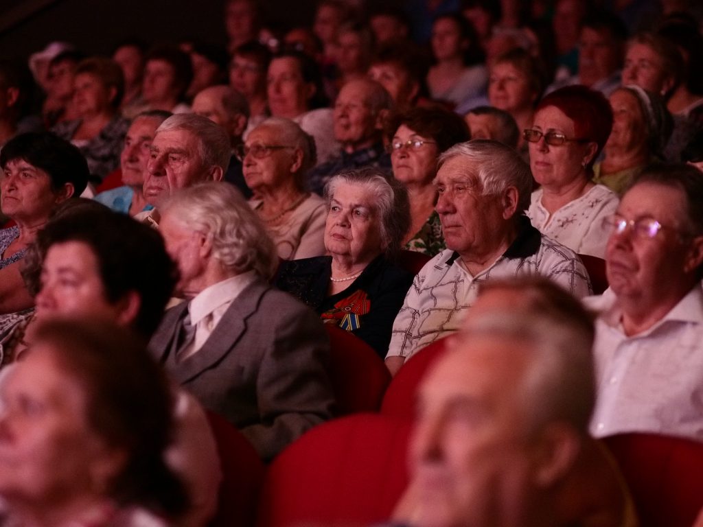 21 июня 2016 года. Краснопахорское. Ветераны Великой Отечественной войны слушают выступление артистов на концерте накануне Дня памяти и скорби
