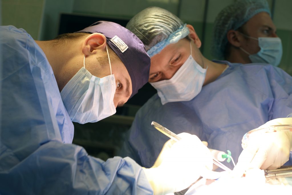 Хирурги Больницы им. Иноземцева делают трепанацию черепа
