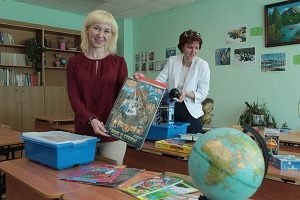 30 мая 2016 года. Роговское. Учитель школы № 2073 Анна Афонченкова (слева) и Светлана Дмитриева. Фото: Виктор Хабаров.