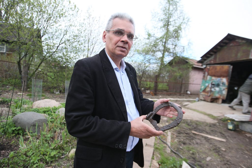 Сергей Санков держит в руках французскую подкову, которую нашел в Игнатове (фото сделано 5 мая 2016 года)