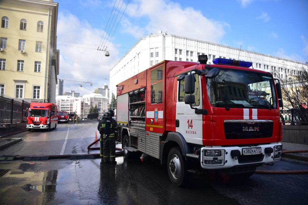 Из пожара на востоке Москвы спасли троих детей