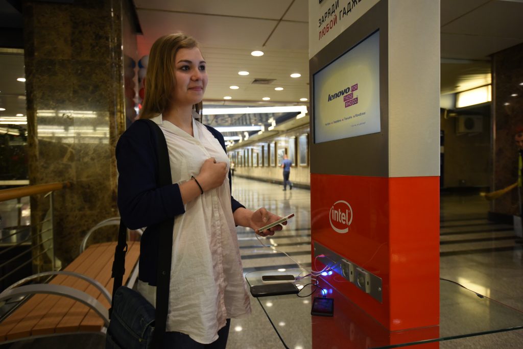 В Московском метро установят розетки для телефонов