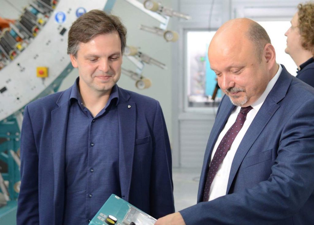 Руслан Титов (слева) и Владимир Дудочкин (справа) открывают новое производство в «Техноспарке». Фото: сайт наноцентра «Техноспарк». 