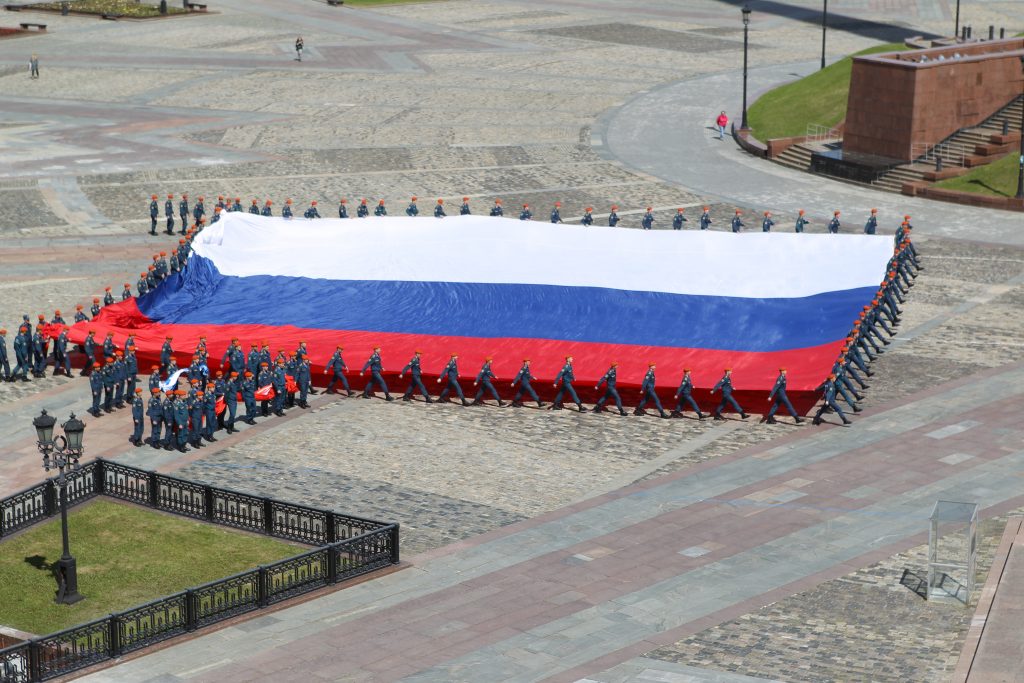 В Москве развернули самый большой флаг