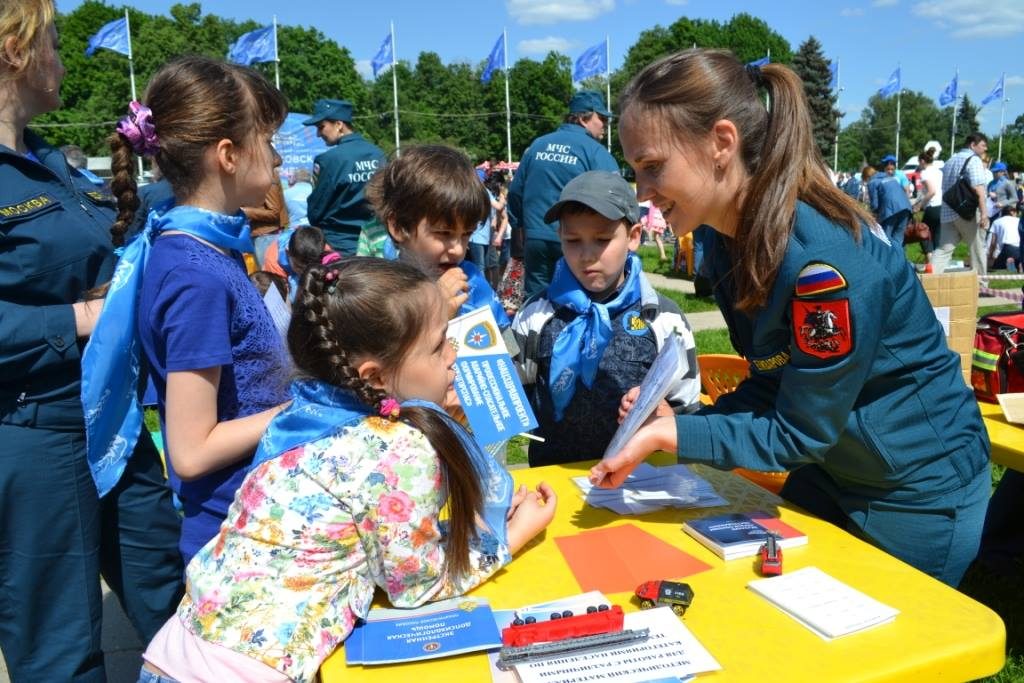 1 июня 2016 года. Сотрудники МЧС проводят мероприятие для детей на Воробьевых горах. Фото: пресс-служба Департамента ГОЧСиПБ.