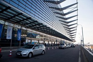 Возле здания московского аэропорта Внуково. Фото: Официальный сайт аэропорта Внуково (orp.vnukovo.ru/).