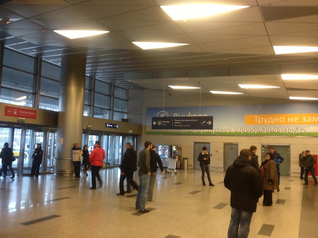 У стойки регистрации во аэропорту Внуково умер пожилой пассажир