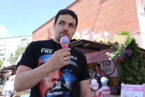 29 июня 2016 года. Троицк. Энрике Альварес Лоренсо пробует мороженое «Ванильные леденцы». Фото: Кристина Киссер.