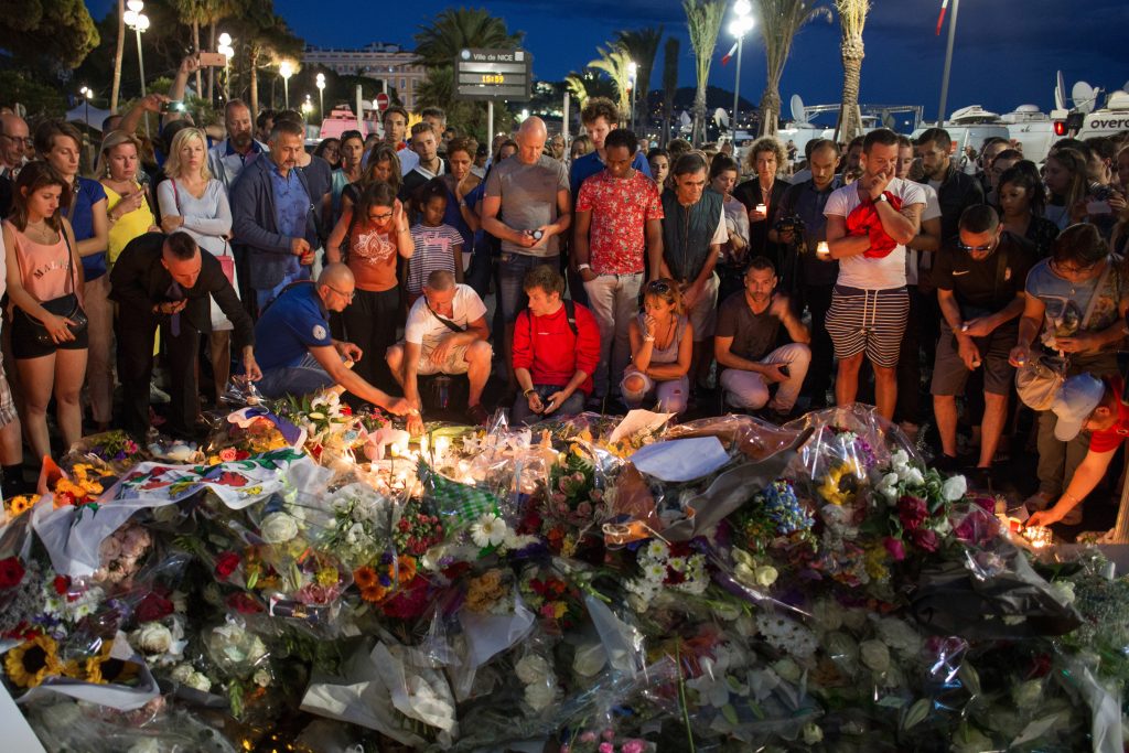 15 июля 2016 года. Ницца (Франция). Местные жители и туристы возлагают цветы на Английской набережной, где накануне произошел теракт 