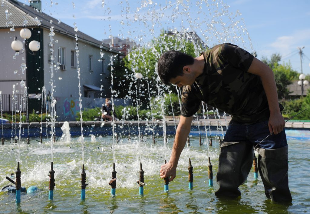 29 июня 2016 года. Щербинка. Абдувахоб Маджидов чистит фонтан