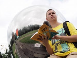 20 июля 2016 года. Троицк. Рома Илюшин даже на каникулах читает книги о нестандартном мышлении. Фото: Александр Корнеев.