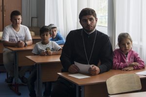 В гости к участникам "Московской смены" пришел священник храма святителя Тихона Серафим Усынин. Фото: Алеся Митякина