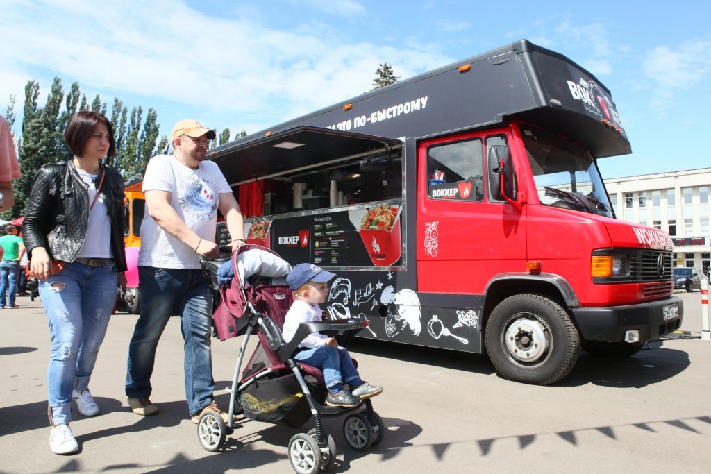 В парках Москвы состоится фестиваль фуд-траков «на колесах»