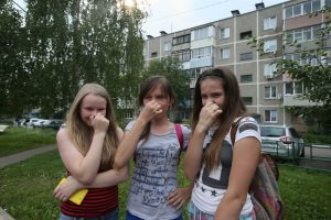 24 июля 2016 года. Курилово. Слева направо: школьницы Таня Александрова, Динара Хамбекова, Даша Пруднова  сталкиваются с мерзким запахом из канализации насосной станции 
