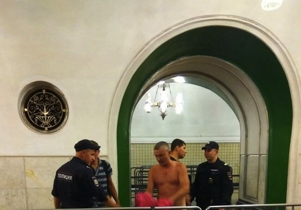 В метро «ВДНХ» нетрезвый пассажир разделся при полицейском досмотре