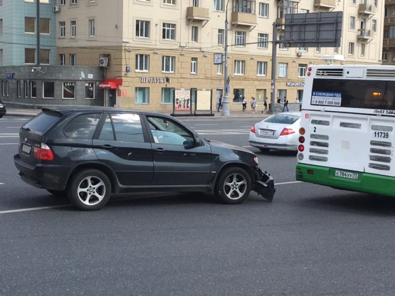 Дорожно-транспортное происшествие с участием четырех машин произошло на западе Москвы