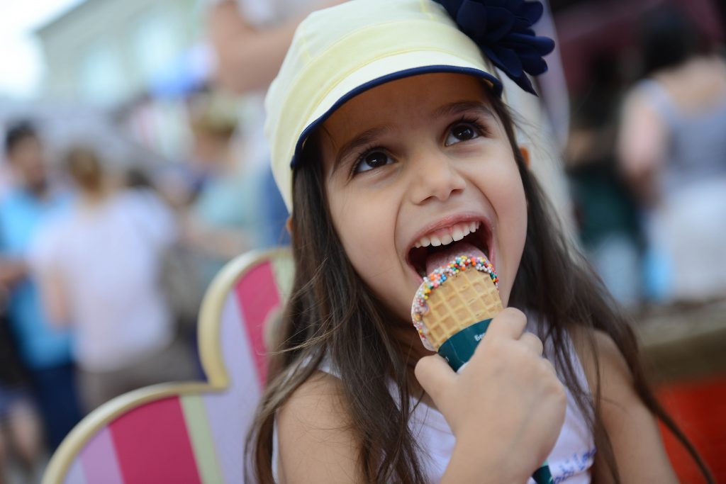 За две недели фестиваля «Московское мороженое» горожане съели почти 100 тонн лакомства