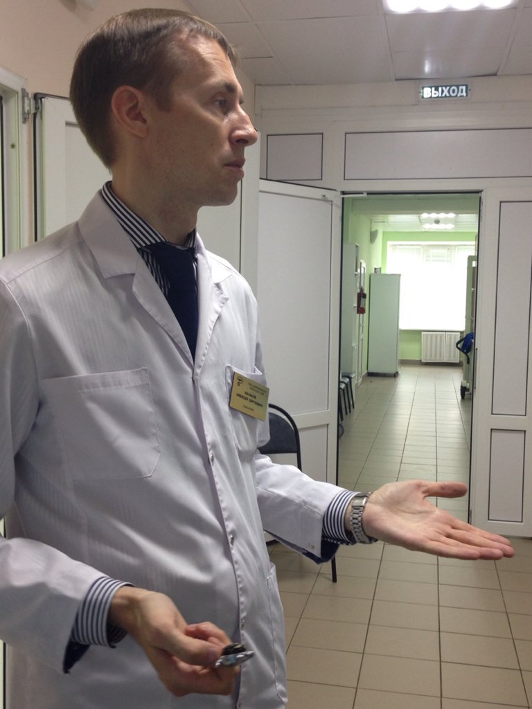 Главный врач Вороновской больницы Алексей Казаков рассказывает о работе реанимационного отделения. Фото: твиттер-аккаунт Департамента здравоохранения.