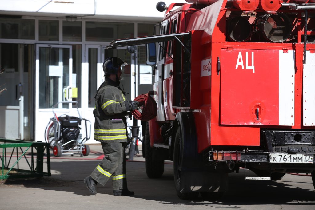 Пожар на строительном рынке Киевского шоссе потушен