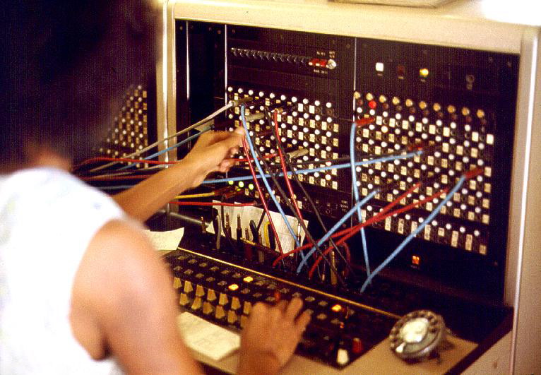 Ручной телефонный коммутатор, 1975 год. Фото: Джозеф Кар, Википедия.