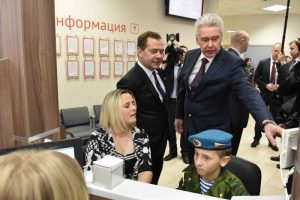 Дмитрий Медведев и Сергей Собянин во время посещения центра государственных услуг "Мои Документы" в Строгино в марте 2016 года