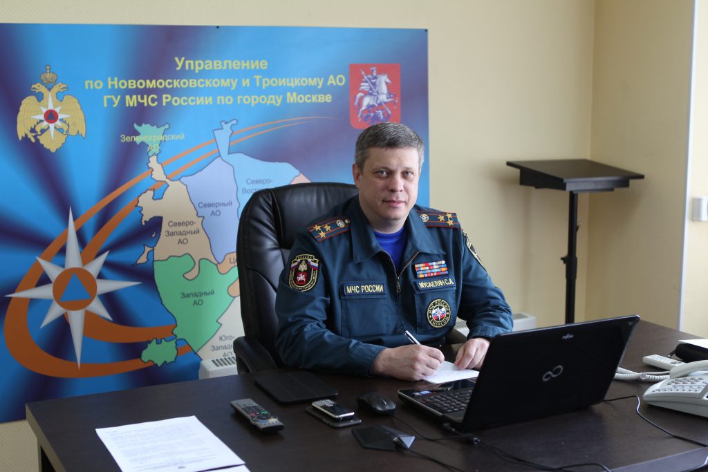 Начальник спасателей Новой Москвы поздравил коллег с четырехлетием окружного управления