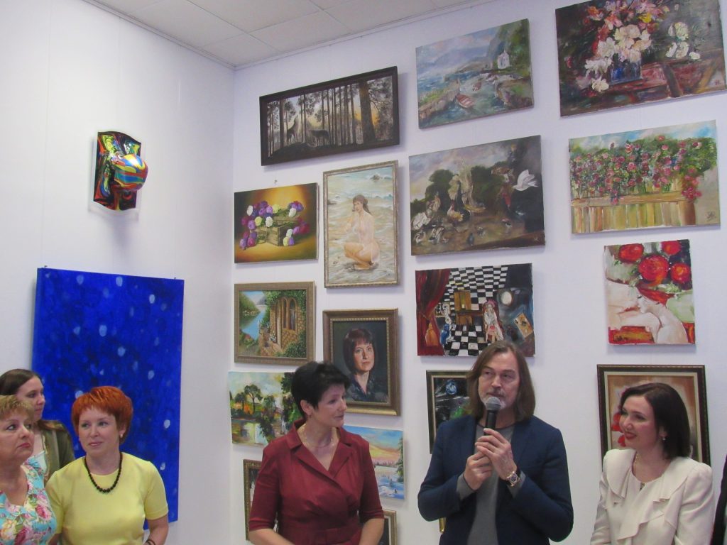 Никас Сафронов на торжественном открытии новой галереи «Стремянка» во Владимире. Фото: Юлия Зелинская.