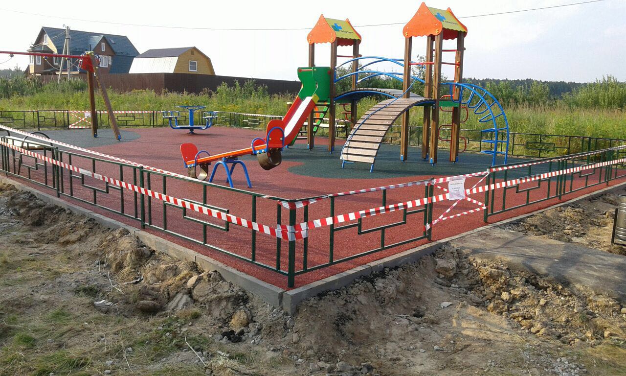 В деревне Поляны появилась новая детская площадка