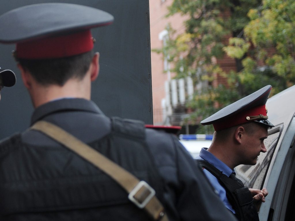 В Москве ищут преступника, ударившего ножом полицейского при задержании