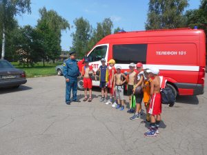 Пожарные проверили лесопарковые зоны около детских лагерей. Фото: пресс-служба Управления МЧСпо ТиНАО.