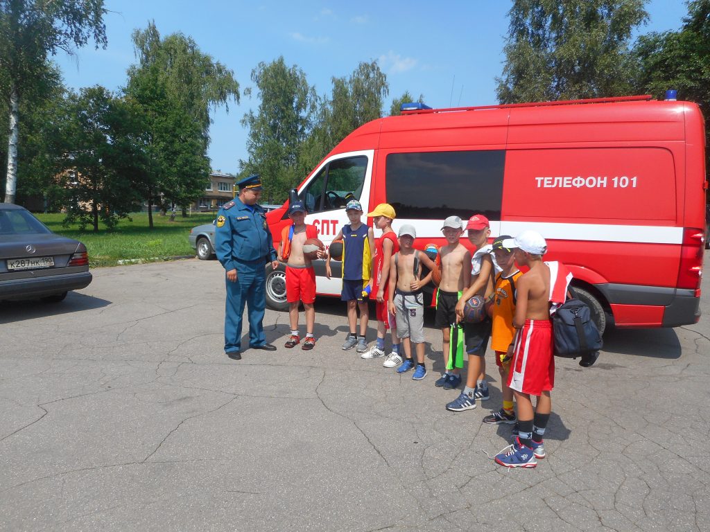 Пожарные проверили лесопарковые зоны около детских лагерей