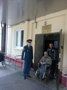 Дмитрий Олейников проводит учебную эвакуацию в Психоневрологическом интернате № 5. Фото: пресс-служба Управления МЧС по ТиНАО.