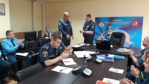 Спасателю Дмитрию Денисову торжественно вручили звание «майор внутренней службы». Фото: пресс-служба Управления МЧС по ТиНАО.
