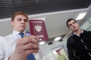 Более 86 тысяч жителей Москвы получили загранпаспорт без очереди. Фото: архив "Вечерней Москвы".