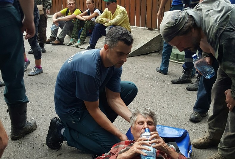 Спасатели оказывают первую помощь пенсионеру Николаю Астаеву