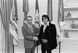 Элвис Пресли и Ричард Никсон. Источник: Википедия.
