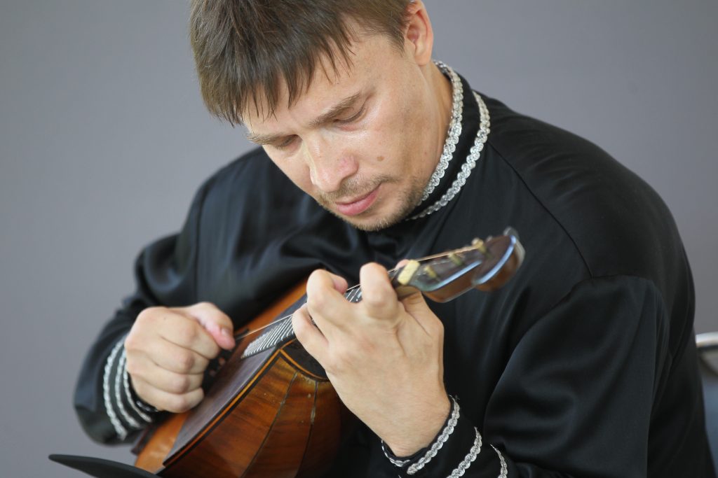 Музыкант Юрий Чевин на концерте «Русские песни и романсы в исполнении домры».